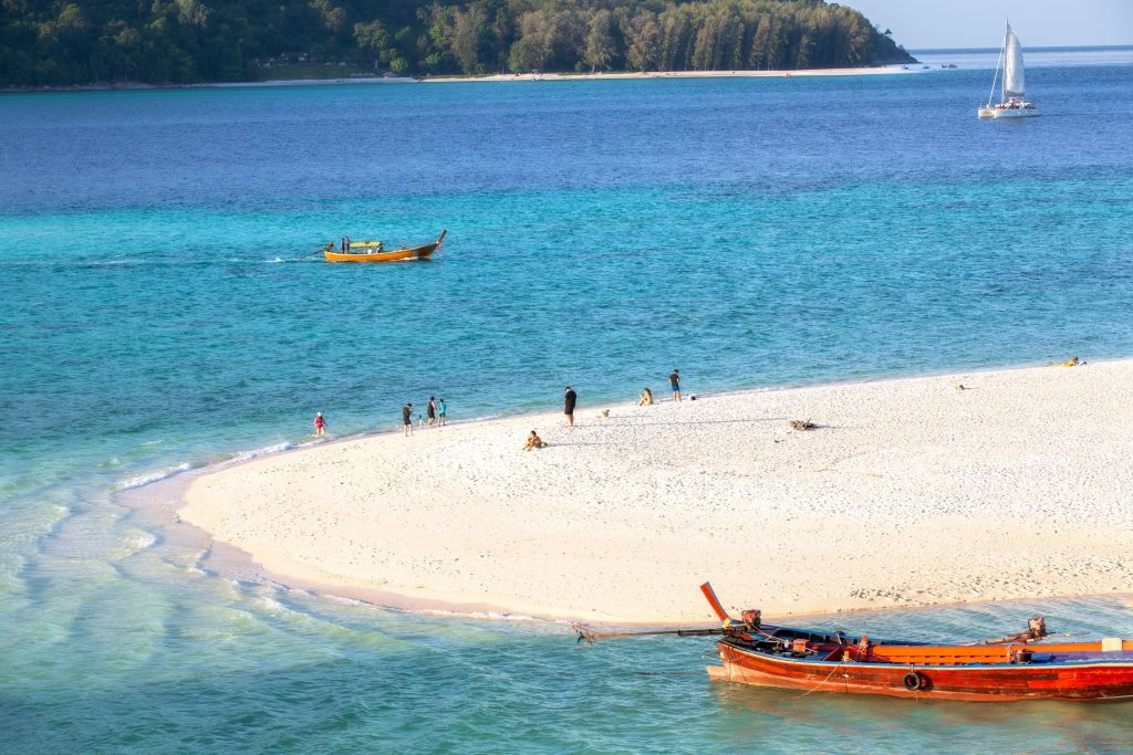 หาดซันเซ็ท (Sunset beach) เกาะหลีเป๊ะ